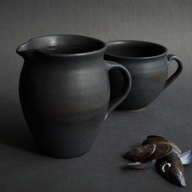 Dorte Visby keramik - flødekande og kop stentøj 'Bølge'